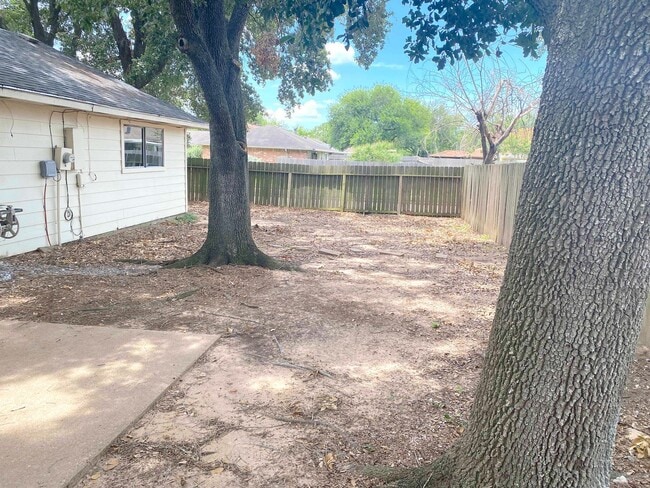 Building Photo - MAKE THE SMART MOVE TO SOMMERALL