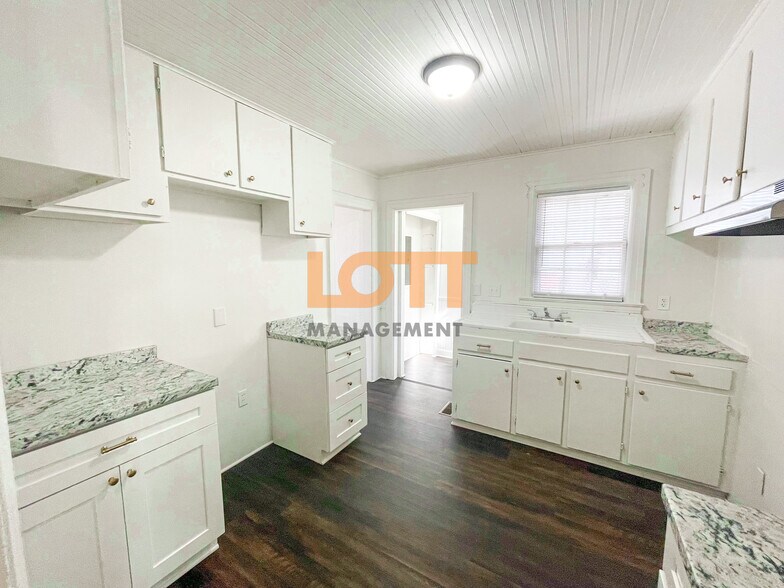 Building Photo - 10 Lowndes Ave