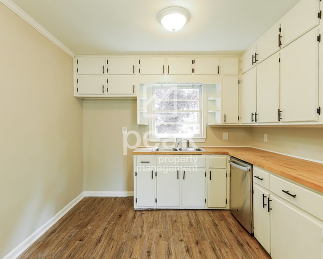 Building Photo - $1300! 3Bed/1Bath in Center Point! Available Now!