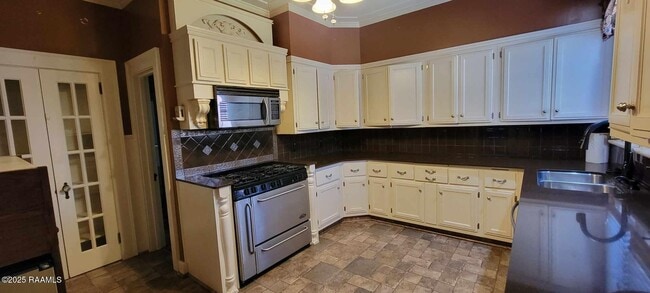 Building Photo - 211 City Park Cir