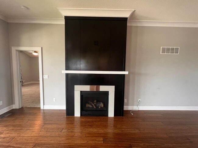 Building Photo - 627 N Daylily Dr