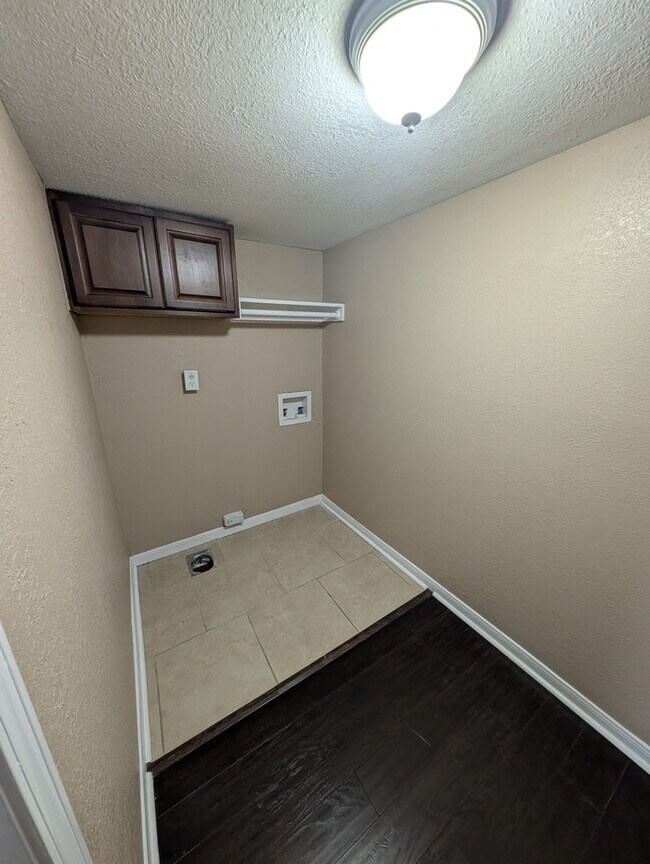 Building Photo - 1BR Condo w/ Pool & Covered Parking by The Galleria