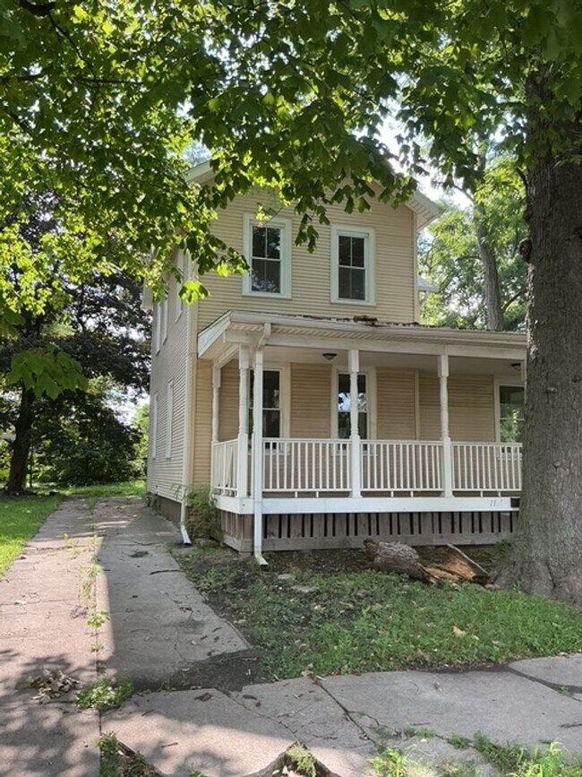 Building Photo - 5 bedroom / 2 bathroom House in Peoria