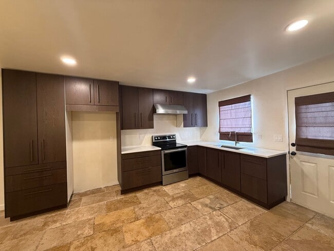 Building Photo - Beautifully updated condo!