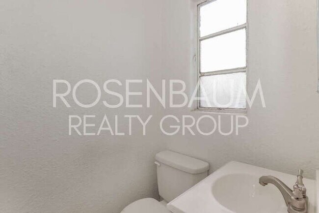 Building Photo - 302 W Flores St