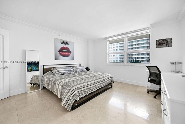 Building Photo - 1155 Brickell Bay Dr