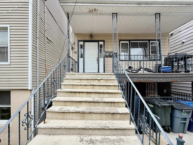 Building Photo - 509 7th St