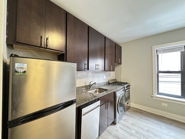 Building Photo - 434.5 W Belden Ave