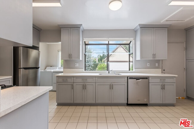 Building Photo - 459 S Bundy Dr