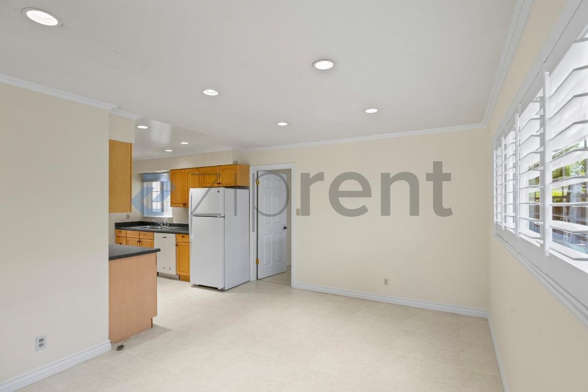 Building Photo - Unit n/a