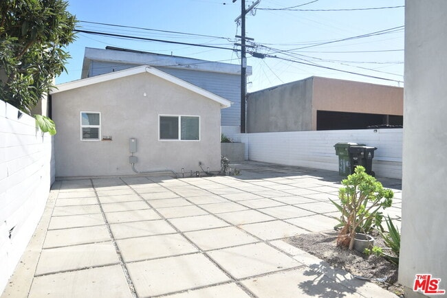 Building Photo - 2114 1/2 Ridgeley Dr