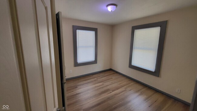 Building Photo - 1604 W 11th St