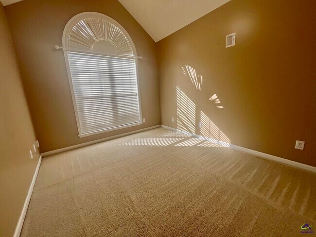 Building Photo - 404 Beechwood Dr