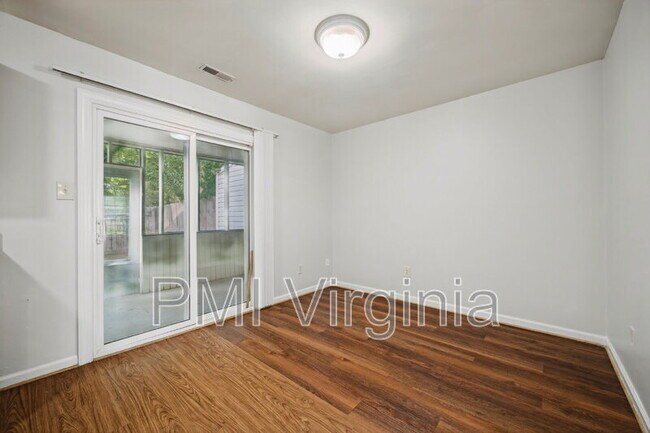 Building Photo - 3310 Scarborough Way