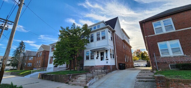 Building Photo - 120 Elm St