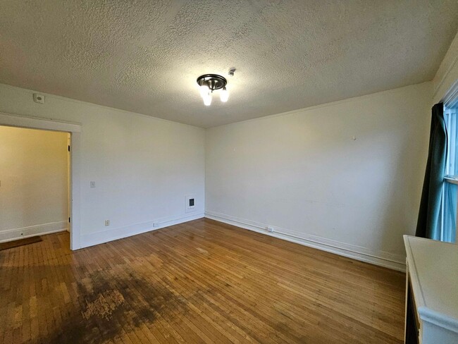 Building Photo - $500 Move-In Credit! Bright Studio Apartment with Hardwood Floors & Natural Light!