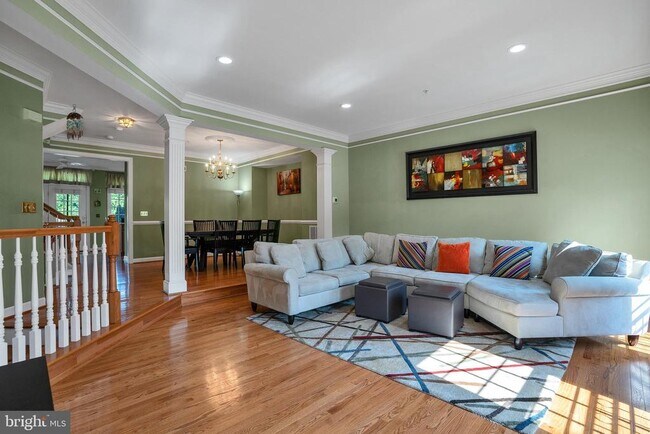 Building Photo - 12410 Meadow Field Dr