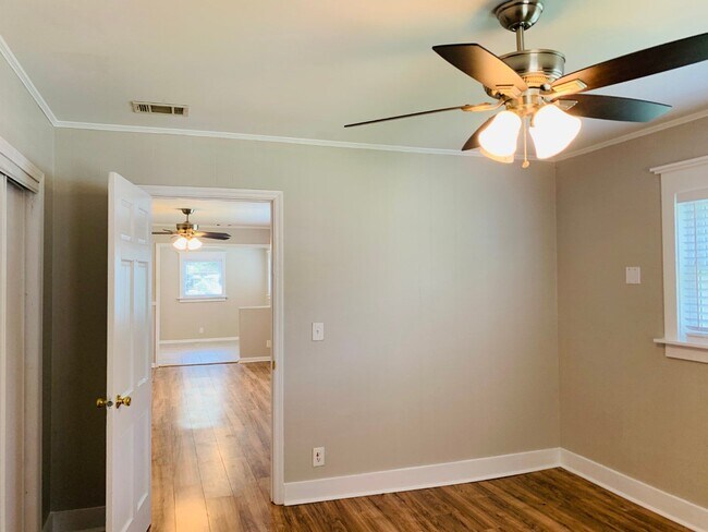 Building Photo - Wow! Grant Park Location! 3 bed, 2 bath, h...