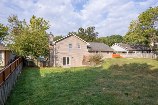 Building Photo - Fantastic Location! Close to MKT & Twin Lakes! 3BR/2.5BA/2000sqft., 2-Car Garage, Large Fenced Ya...