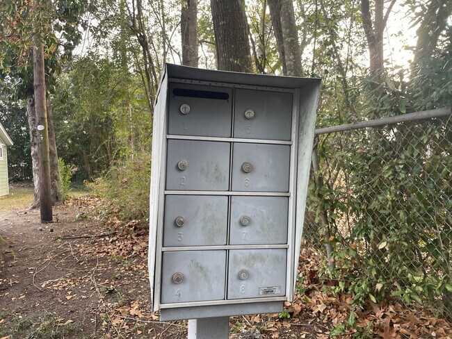 Building Photo - 2 Bed, 1 Bath Apartment