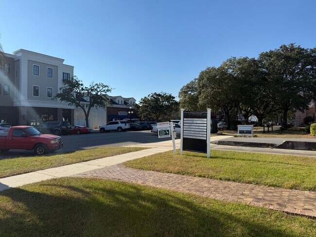 Building Photo - 602 Front St