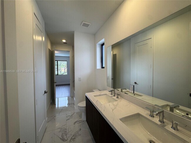 Building Photo - 19670 NE 14th Ct