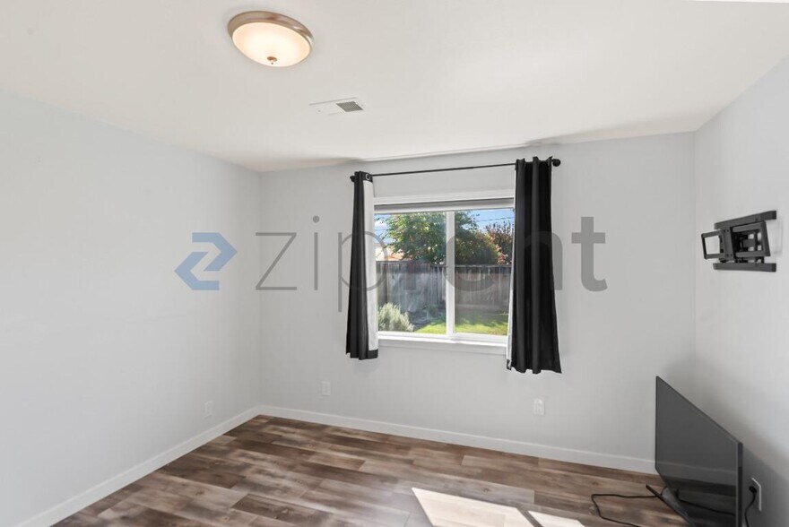 Building Photo - Unit