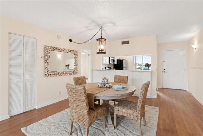 Building Photo - 5532 Del Sol Blvd