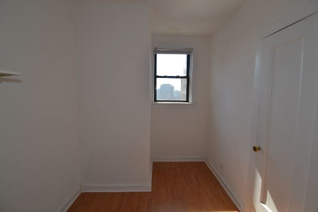 Building Photo - 941 W Carmen Ave