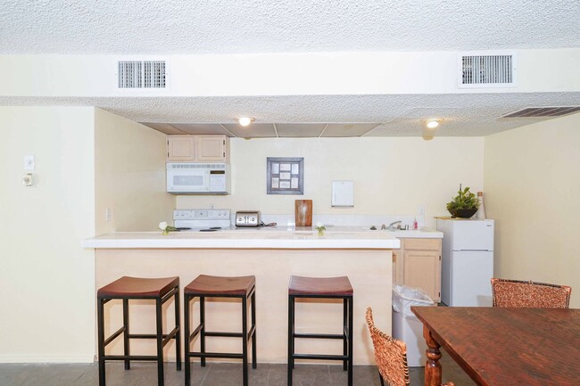 Building Photo - Gated Community 2 Bedroom 2 Bath Condo