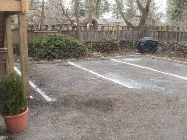 Building Photo - Updated 2 Bd 2 Ba 1050 sq/ft unit w/ laundry & off-street parking 1/2 Month Free Rent