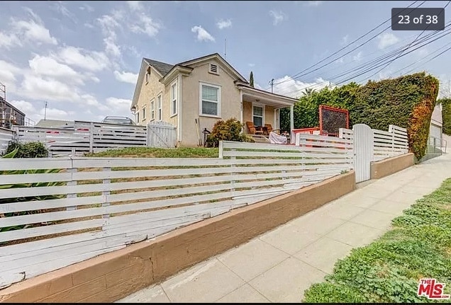 Building Photo - 923 Manzanita St
