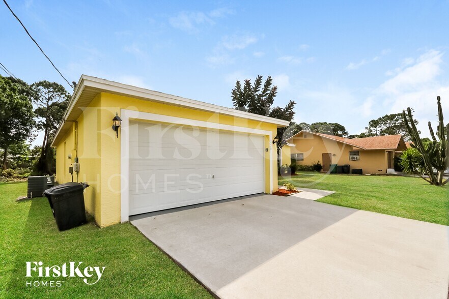 Building Photo - 3201 SW Collings Dr