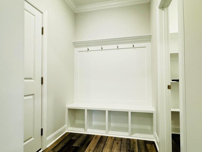 Building Photo - Single Family 4 Bedroom 3 Bathroom for Rent - Guest Bedroom Down