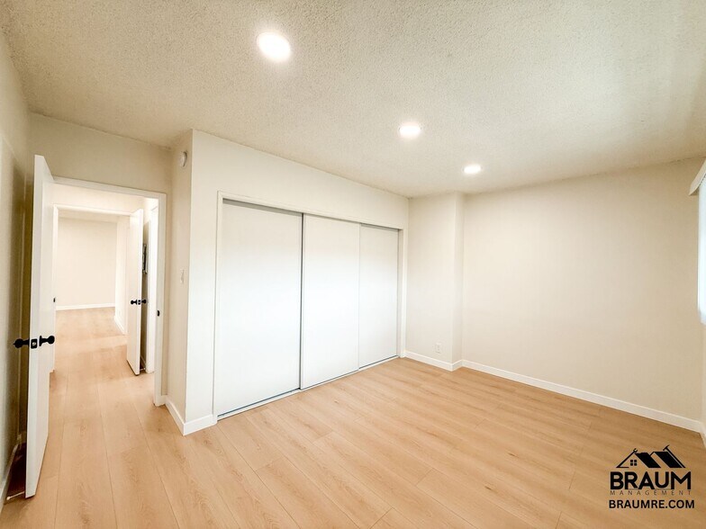 Building Photo - 13129 Oxnard St