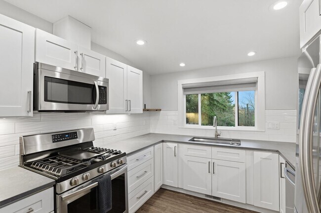 Building Photo - Stunning 4 Bedroom/2 Bathroom West Linn Retreat with Designer Firepit & Gorgeous Views!