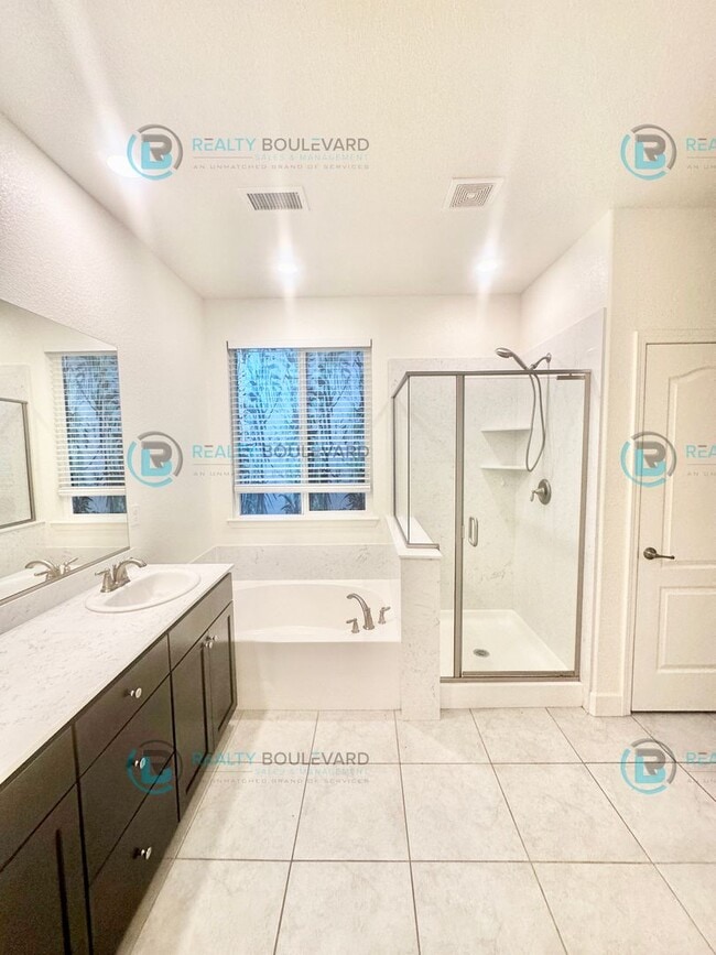 Building Photo - Beautiful 4 Bedroom, 2 Bathroom, 2 car garage, Single Story Home