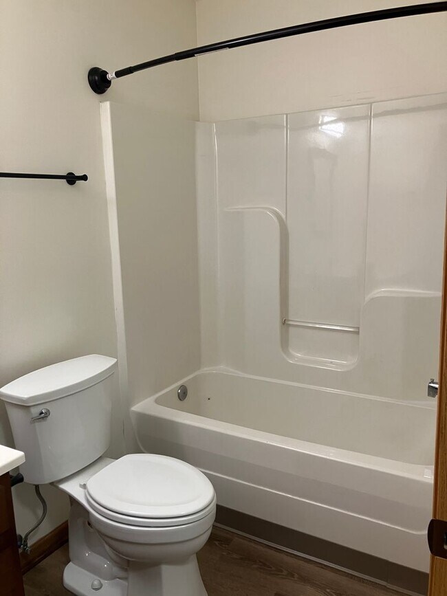 Building Photo - One bedroom apartment with attached one-car garage!