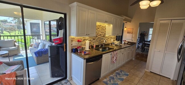 Building Photo - Welcome to **Caloosa Yacht & Racquet Club**, one of Fort Myers’ most desirable **gated waterfront...