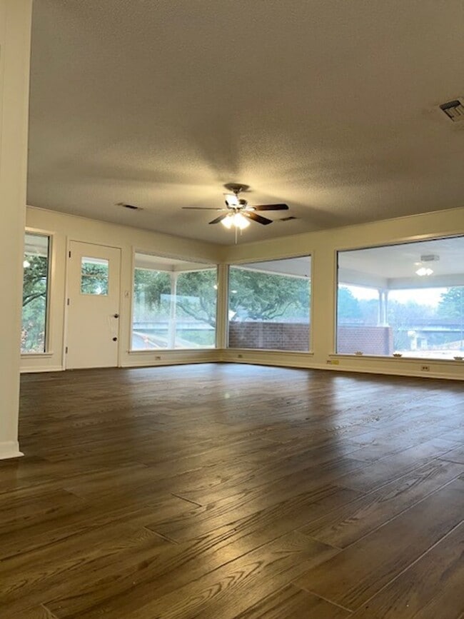 Building Photo - Spacious Ranch