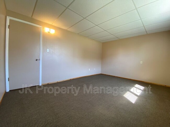 Building Photo - 1401-142B 2b St S