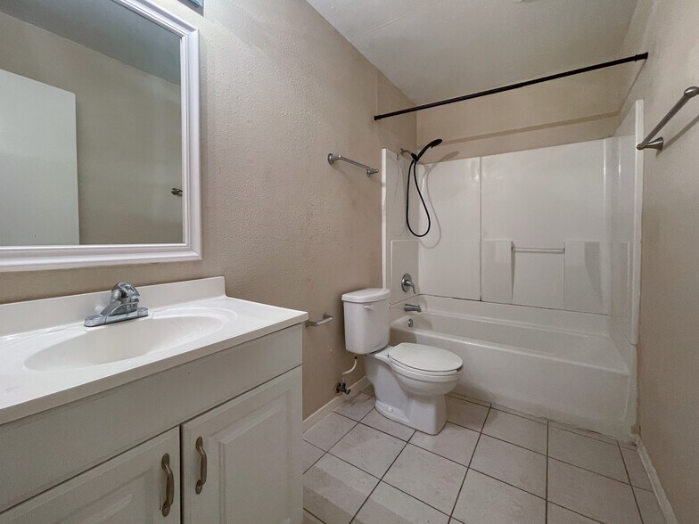 Building Photo - 1500 Lake Shore Dr