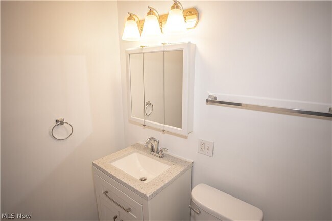 Building Photo - 84 Thames Ave