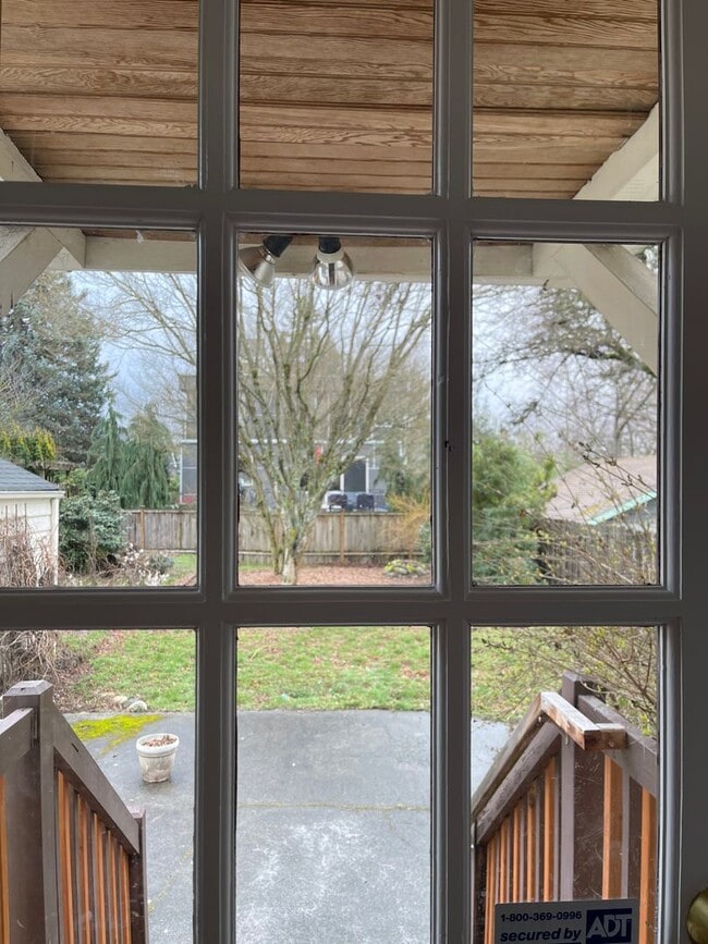 Building Photo - Charming Home in Seattle-Maple Leaf Area!