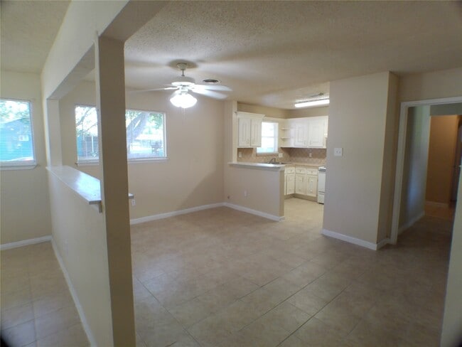 Building Photo - 1301 Glenmore Dr