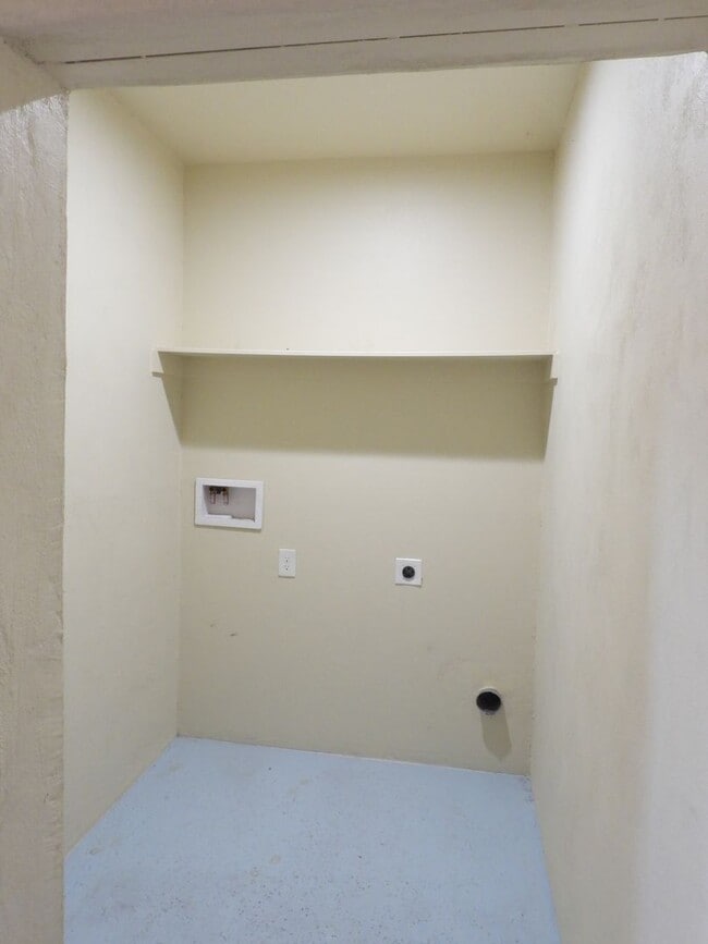 Building Photo - 3 Bedroom 2.5 Bath Home