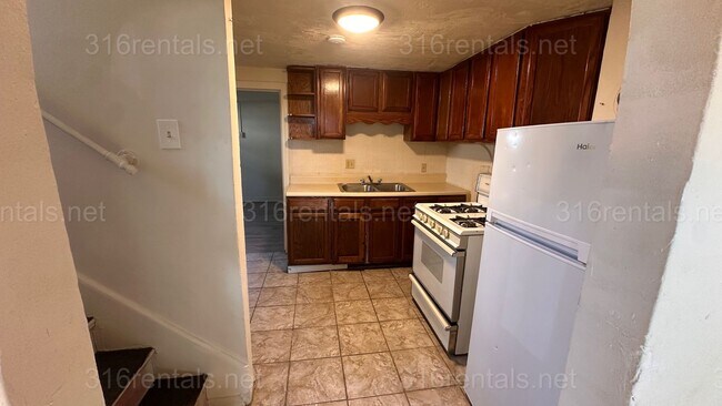 Building Photo - $625 - 1 nonconforming room / 1 bathroom - Apartment in the McCormick Neighborhood