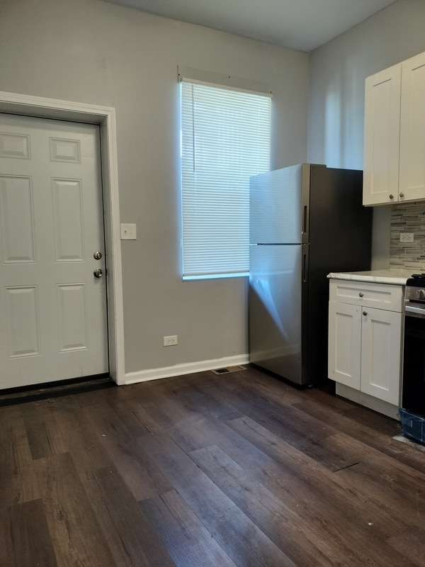 Building Photo - 5725 S Green St