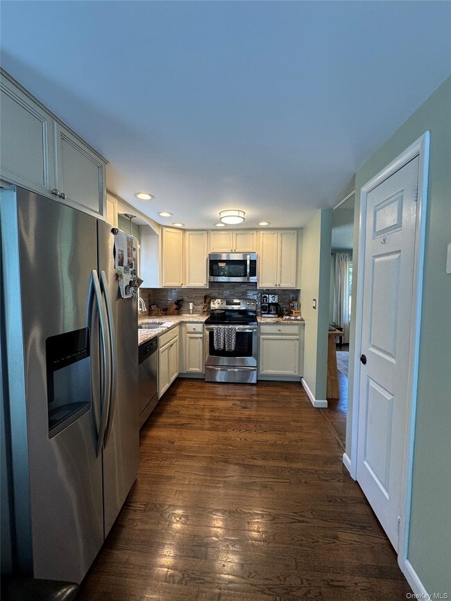 Building Photo - 18 Montfort Woods Rd
