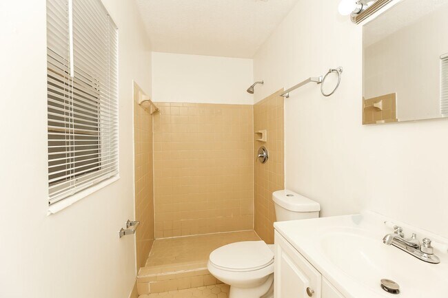 Building Photo - 3 BR/2BA | Newly Renovated Single Family Home |  Front and Back yard | In Jacksonville!